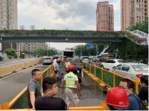 快速反应及时处置   团结协作保证畅通——排水公司抢修福飞路丽景假日酒店段冒溢污水井86.png