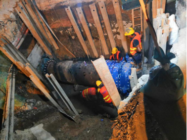 C:UsersAdministratorDesktop0-07-31魏默然7.30政务新闻电子信息发布申请.已调整0-07-31魏默然7.30政务新闻电子信息发布申请\u6218高温 迎酷暑 给水迁改保畅通——前横路快速化改造工程前横路第3、第4标段给水管道迁改工程\u6218高温 迎酷暑 给水迁改保畅通——前横路快速化改造工程前横路第3、第4标段给水管道迁改工程148.png