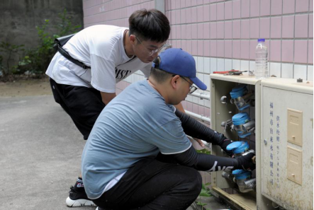 C:UsersAdministratorDesktop0-08-06魏默然8.6政务新闻电子信息发布申请.修改后0-08-06魏默然8.6政务新闻电子信息发布申请\u7ebf上释疑解惑 线下立马服务——福州水司连续10年做客福州晚报“服务快车”\u7ebf上释疑解惑 线下立马服务——福州水司连续10年做客福州晚报“服务快车”629.png