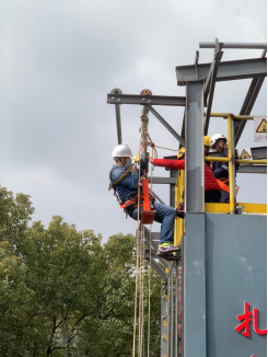 高处作业危机四伏 培训实操精准化解——海环公司举办高处作业应急救援系列培训466.png