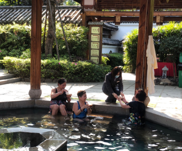 拗九传孝亲 汤泉暖人心——温泉公司开展学雷锋活动400.png