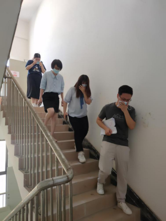 消防知识入人心 安全演练防未“燃”——滨海水务开展消防安全逃生暨灭火实操演练448.png