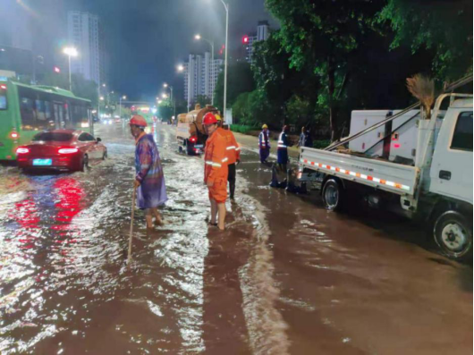 冒雨排涝担使命 守护民生显初心——滨海水务协助长乐区住建局开展主城区排涝工作290.png