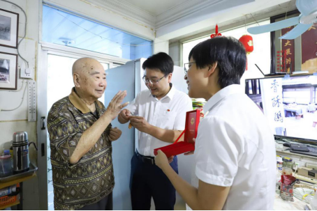 光荣在党60余载  纪念章映照初心——福州水司党委为高龄老党员送上党龄纪念章178.png