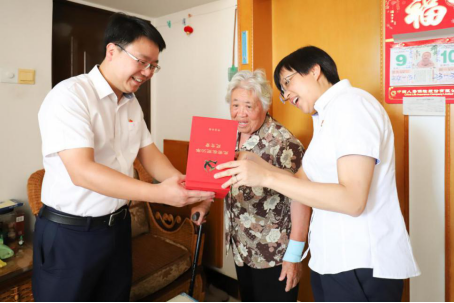 光荣在党60余载  纪念章映照初心——福州水司党委为高龄老党员送上党龄纪念章180.png