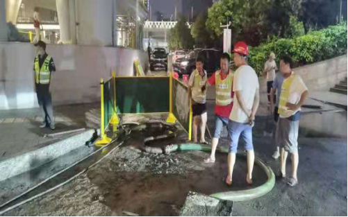 客运站前行路难  积水整治保通行——排水公司解决华威客运站前雨天积水问题299.png