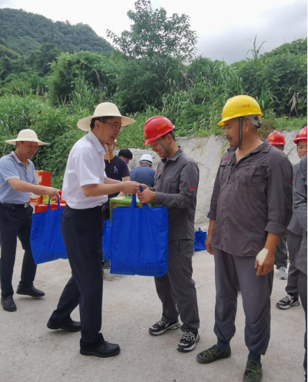 市领导赴“一闸三线”工程开展高温慰问53.png