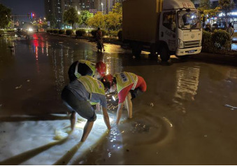 排水公司：以雨为令 奋勇逆行 筑牢风雨中的安全屏障889.png
