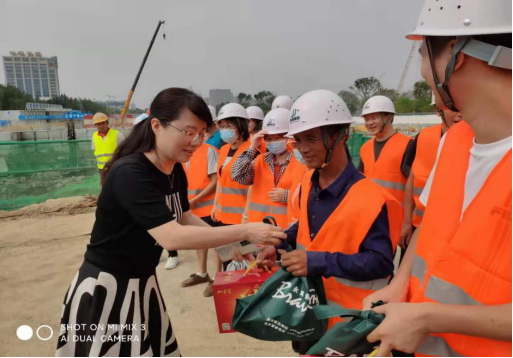 夏日战高温 慰问送清凉——市国投集团领导带队赴工程一线慰问446.png