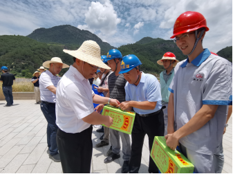 战高温 送清凉 保进度——市水利局领导高温慰问“一闸三线”工程一线职工316.png