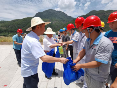 送清凉 鼓干劲 向高温下的坚守者致敬——福州水务开展高温慰问活动261.png