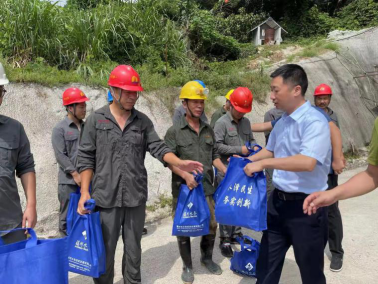 送清凉 鼓干劲 向高温下的坚守者致敬——福州水务开展高温慰问活动262.png