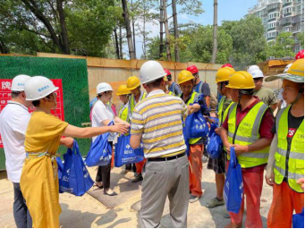 送清凉 鼓干劲 向高温下的坚守者致敬——福州水务开展高温慰问活动615.png