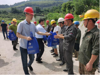 送清凉 鼓干劲 向高温下的坚守者致敬——福州水务开展高温慰问活动617.png