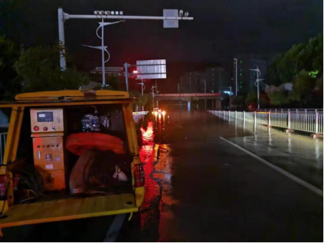 突降暴雨，闽侯水务坚守一线除积涝258.png