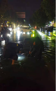 突降暴雨，闽侯水务坚守一线除积涝276.png