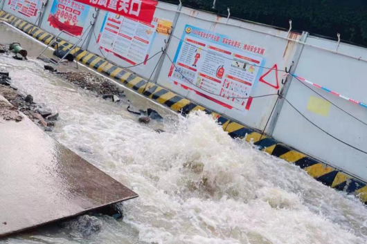 争分夺秒全力抢修 昼夜奋战保障供水——福州水司完成陆庄高架桥下地铁工地DN1200管道抢修191.png