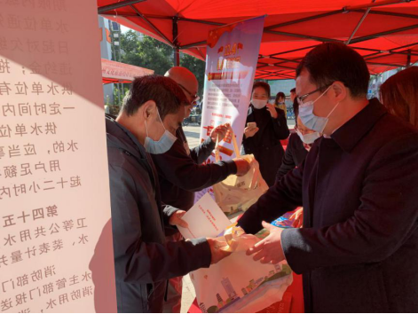 尊崇宪法 学习宪法 与“法”同行——福州水司开展多种形式普法宣传活动194.png