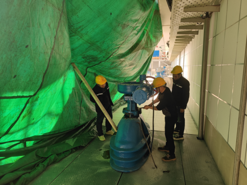 倾力抢修保生产 协同合作保供水——福州水司东区水厂完成1号机组进水闸板阀抢修工作173.png