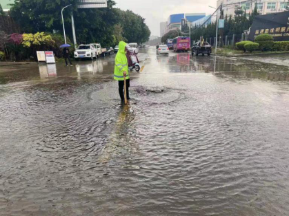 排水公司：暴雨难阻防疫路 排水抢险勇担当0.png