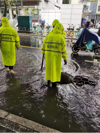 清晨暴雨！排水公司全力以赴排水抢险0.png