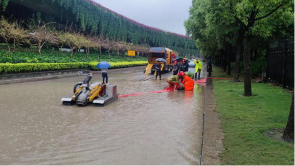 清晨暴雨！排水公司全力以赴排水抢险264.png