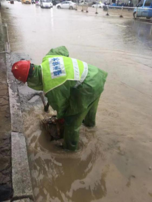 清晨暴雨！排水公司全力以赴排水抢险363.png