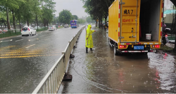 榕城汛警频 白昼激流退——高新区水务顺利完成4.27早高峰排涝439.png