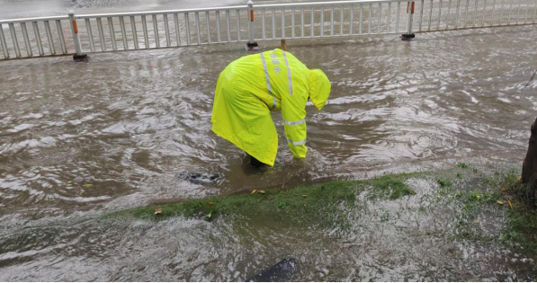榕城汛警频 白昼激流退——高新区水务顺利完成4.27早高峰排涝441.png