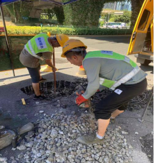 打通管道堵点 消除民生痛点——排水公司解决鳌港路污水井冒污问题332.png