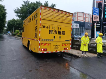 暴雨来袭，排水铁军在风雨中当好福州市民的守护者91.png
