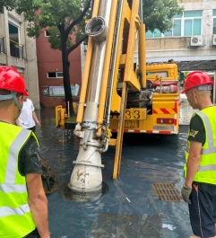 全力以“复”排积水 彻夜奋战保安全——排水公司收到仓山区第六中心小学致谢锦旗420.png