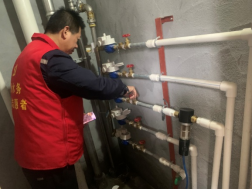 主动服务“下基层” 实干笃行“上一线”——自来水公司组织开展多场“主动服务进小区”便民服务 扎实推动主题教育重点措施落地见效485.png