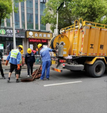 给力！老旧污水管网堵塞外溢 排水公司紧急疏通解民忧284.png