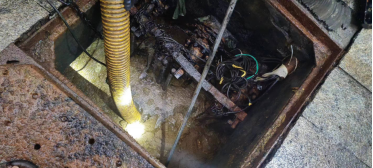 支援西湖公园紧急抢修 排水劳动者的“五一”始终“如一”432.png