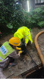 支援西湖公园紧急抢修 排水劳动者的“五一”始终“如一”565.png