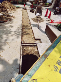 排水公司假期紧急修复小区污水接驳管297.png