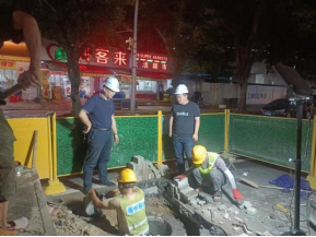市区一路面出现塌陷 排水公司7小时紧急修复破损雨水管97.png
