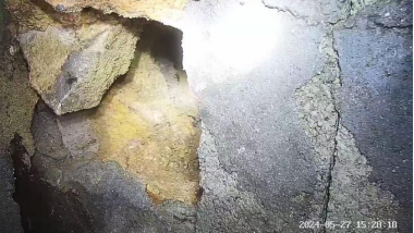 市区一路面出现塌陷 排水公司7小时紧急修复破损雨水管176.png