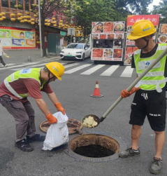 顶热浪 闻酸臭 排水人夏日城市“肠道”疏通记169.png