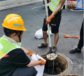 顶热浪 闻酸臭 排水人夏日城市“肠道”疏通记401.png