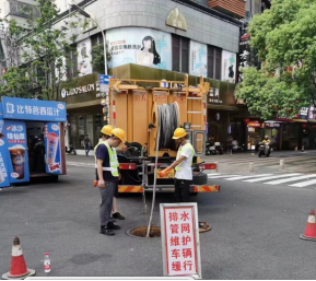 顶热浪 闻酸臭 排水人夏日城市“肠道”疏通记402.png