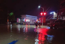 雨夜无惧逆行 保障旅客出行143.png