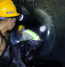 畅通城市“血管” 提升排水能力——排水公司开展排尾路污水管清疏行动592.png